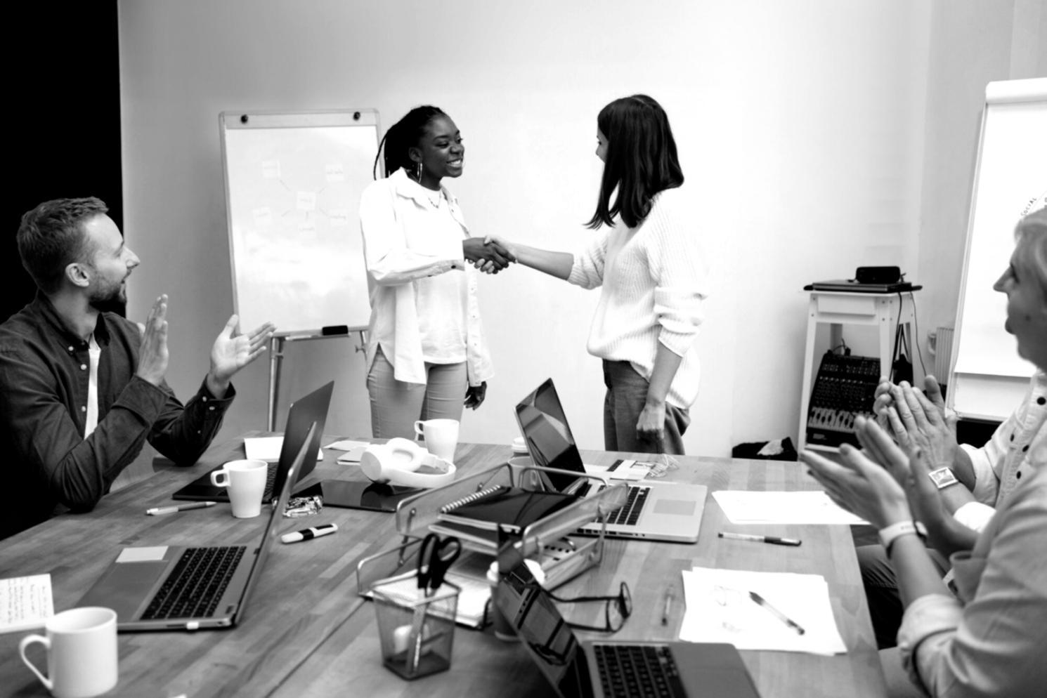 Séance de formation avec participants engagés dans l'apprentissage